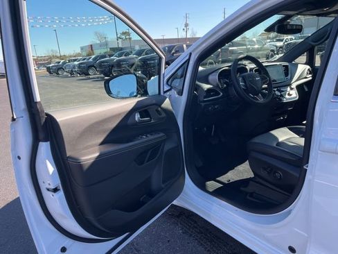 New 2026 Chrysler Pacifica Select image 4