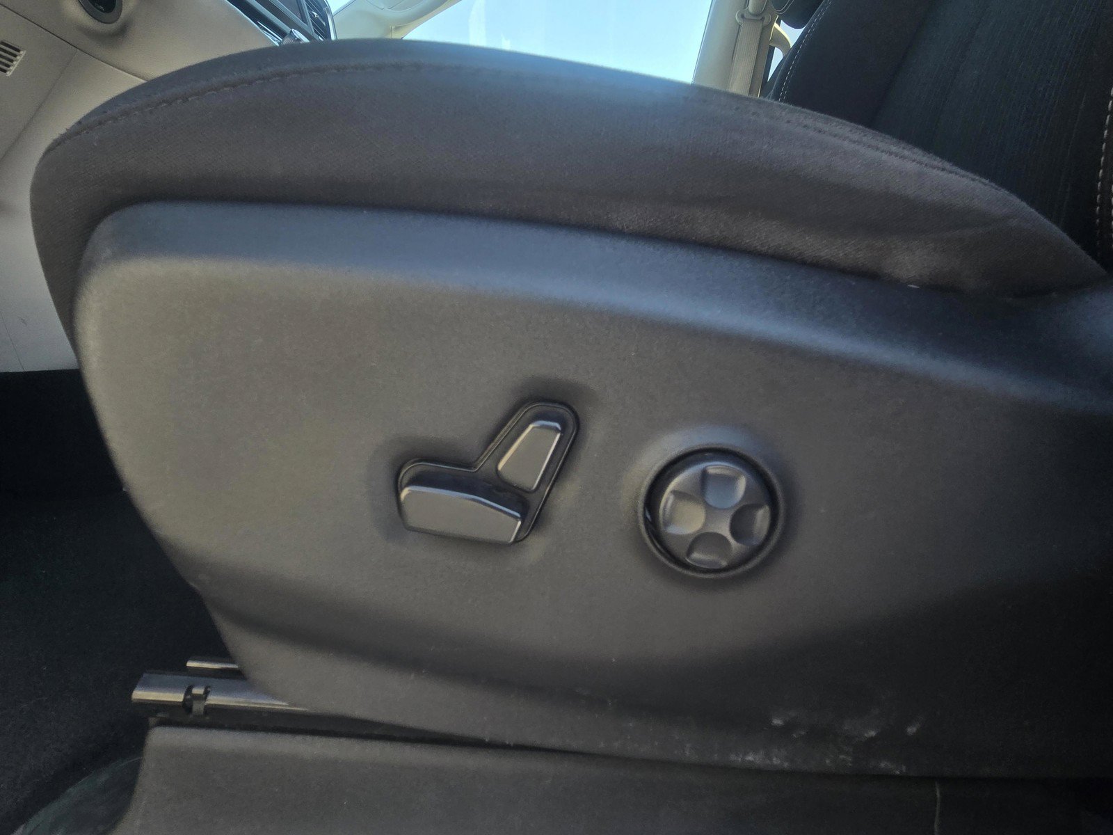 Used 2023 Chrysler Voyager LX FWD image 15