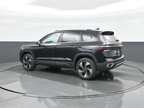 New 2026 Volkswagen Taos SE image 5