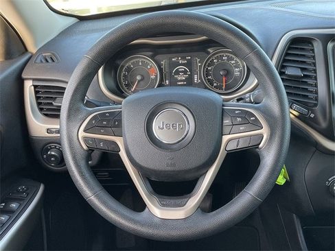 Used 2018 Jeep Cherokee Latitude image 11