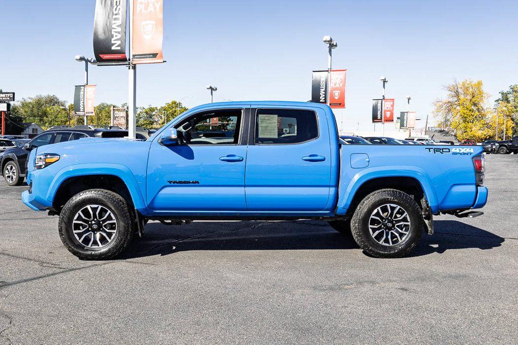 Used 2021 Toyota Tacoma TRD Sport w/ TRD Premium Sport Package AWD/4WD image 15