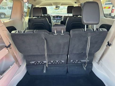 Used 2022 Chrysler Pacifica Touring-L image 8
