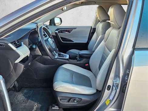 Used 2021 Toyota RAV4 XLE Premium image 17