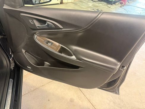 Used 2018 Chevrolet Malibu Premier w/ Premier Sun and Wheel Package FWD image 30