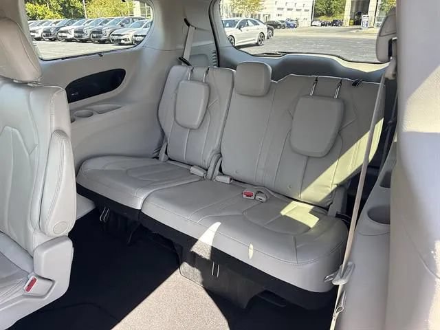 Used 2018 Chrysler Pacifica Touring-L Plus w/ Advanced Safetytec Group FWD image 16