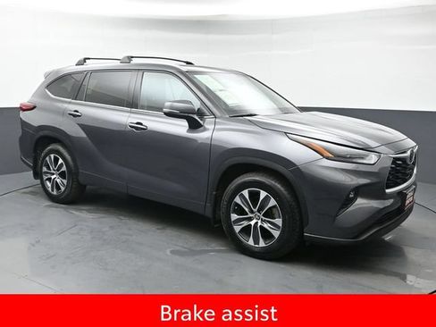 Used 2022 Toyota Highlander XLE AWD/4WD image 9