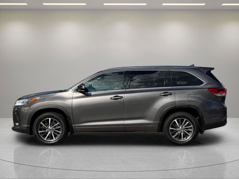 Used 2018 Toyota Highlander XLE AWD/4WD image 2