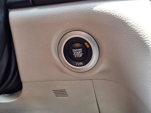 Used 2024 Chrysler Pacifica Touring-L FWD image 13