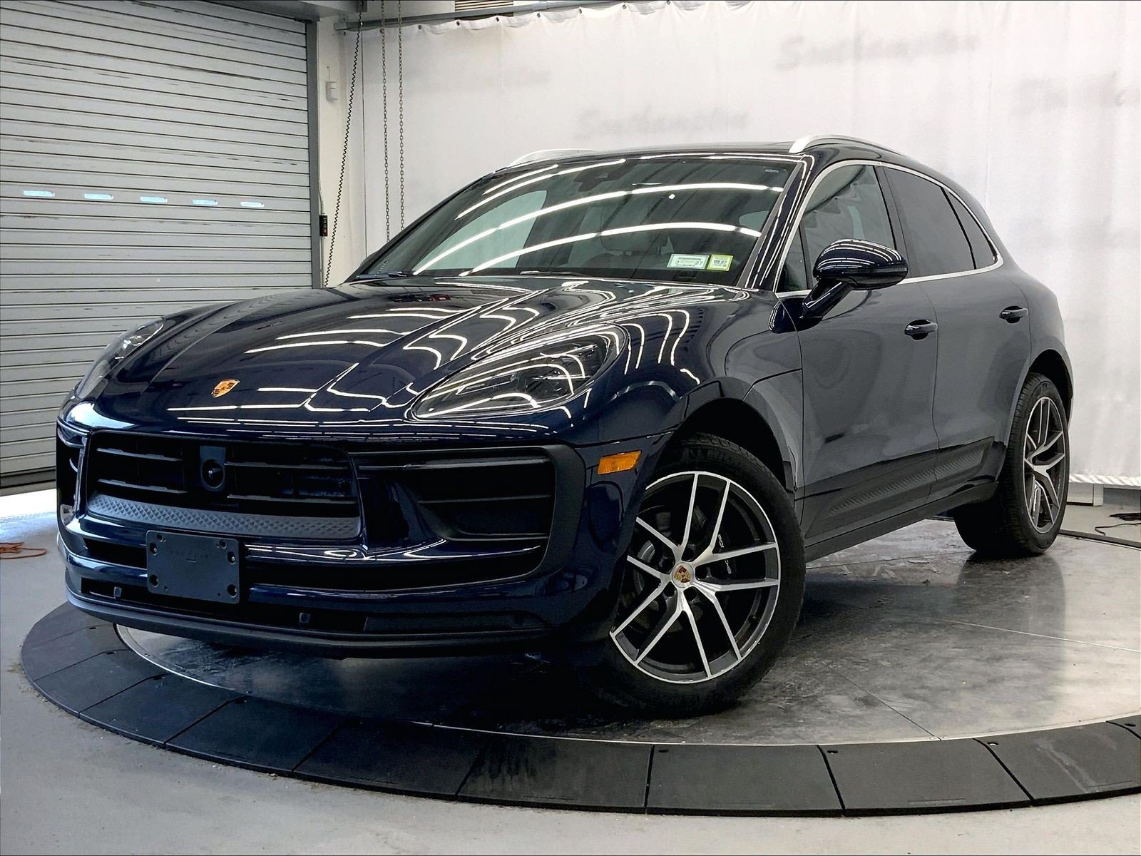 Certified 2023 Porsche Macan AWD/4WD image 1