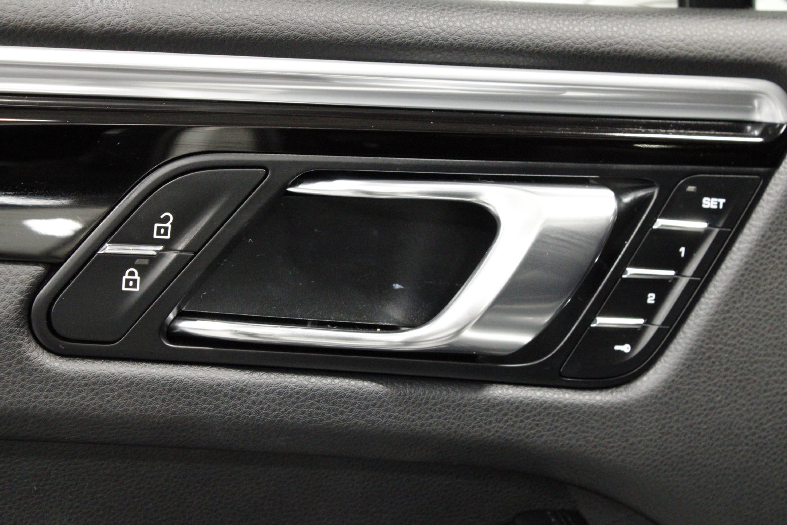 Used 2022 Porsche Macan AWD/4WD image 31