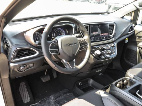 New 2026 Chrysler Pacifica Select image 4