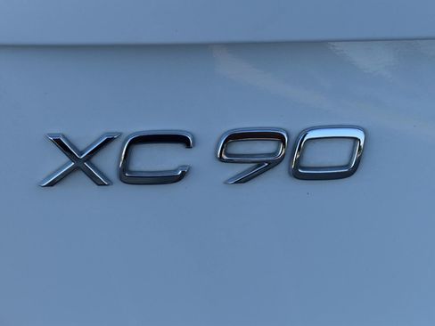 Used 2021 Volvo XC90 T5 Momentum w/ Protection Package Premier FWD image 8