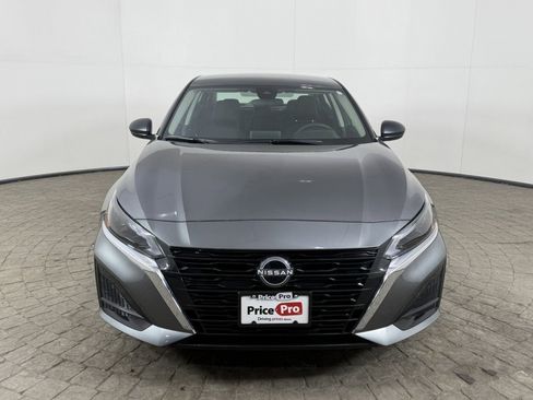 Used 2025 Nissan Altima 2.5 SV image 2