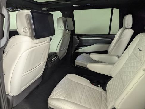 Used 2025 Cadillac Escalade ESV V AWD/4WD image 17