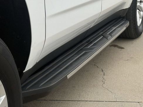 Used 2024 Chevrolet Suburban LT RWD image 9