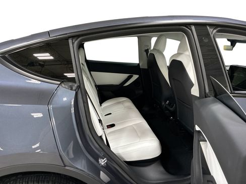 Certified 2022 Tesla Model Y Long Range AWD/4WD image 11