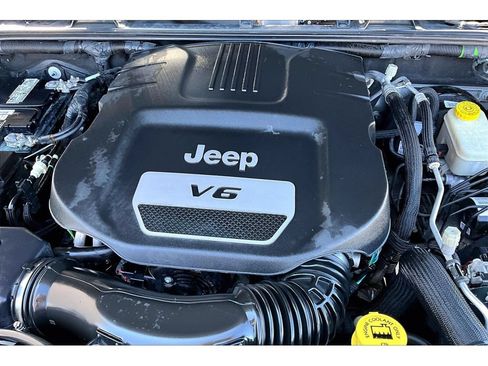 Used 2017 Jeep Wrangler Unlimited Rubicon w/ Connectivity Group AWD/4WD image 53