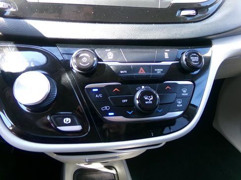 Used 2022 Chrysler Voyager LX FWD image 27