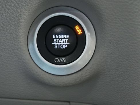 Used 2023 Chrysler Pacifica Touring-L FWD image 23