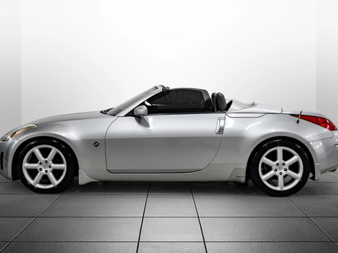 Used 2005 Nissan 350Z Touring RWD image 11