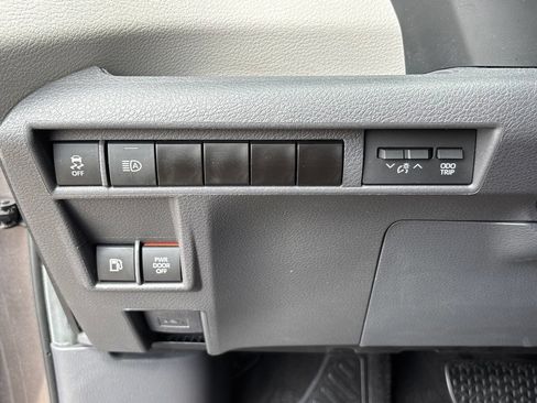 Used 2024 Toyota Sienna LE w/ LE Plus Package FWD image 26