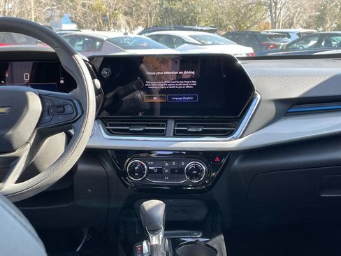 Used 2025 Chevrolet Trax LT image 17