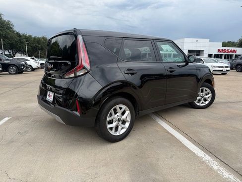 Used 2025 Kia Soul LX w/ LX Technology Package FWD image 6