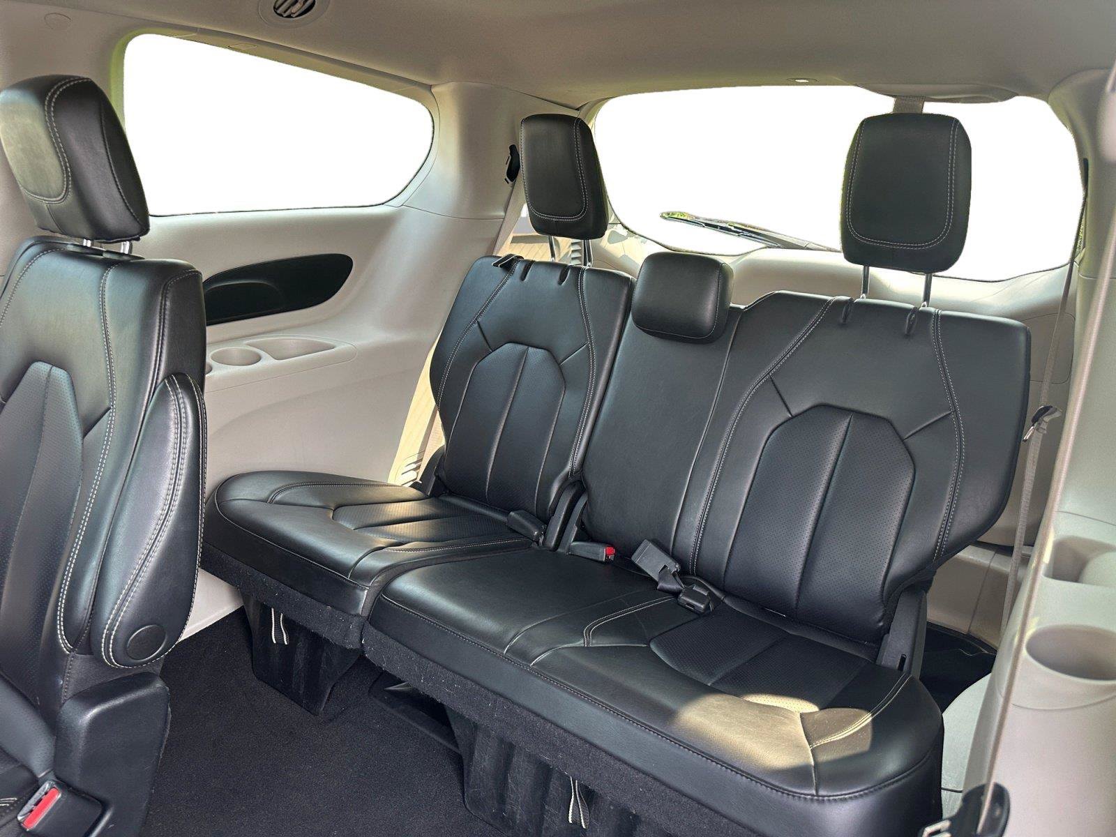 Used 2023 Chrysler Pacifica Touring-L FWD image 13