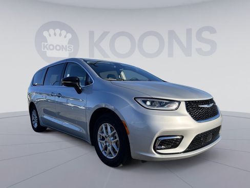 Used 2024 Chrysler Pacifica Touring-L FWD image 10