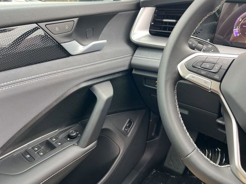 New 2026 Volkswagen Tiguan SE image 18