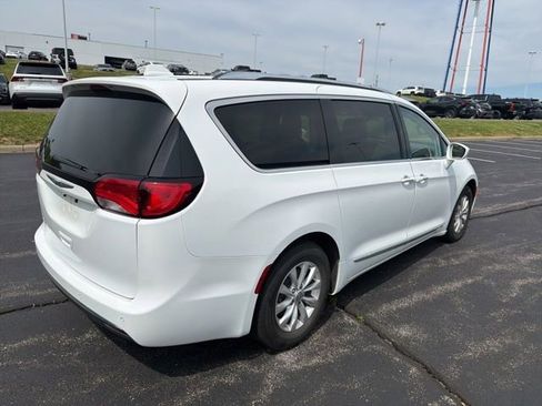 Used 2019 Chrysler Pacifica Touring-L FWD image 9