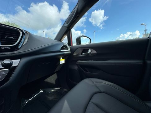 New 2026 Chrysler Pacifica Select image 29