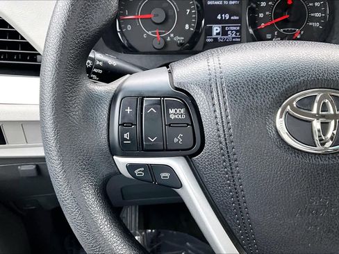 Used 2017 Toyota Sienna LE image 23