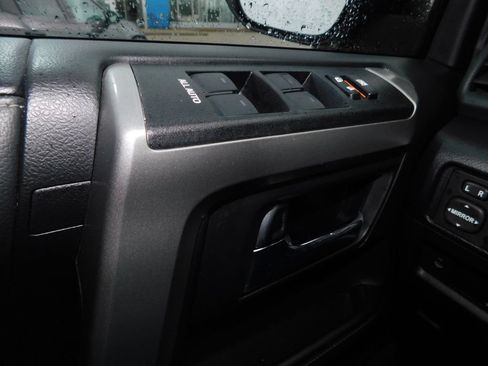 Used 2020 Toyota 4Runner SR5 AWD/4WD image 23