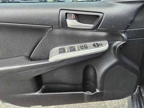 Used 2012 Toyota Camry SE w/ Leather Pkg FWD image 16