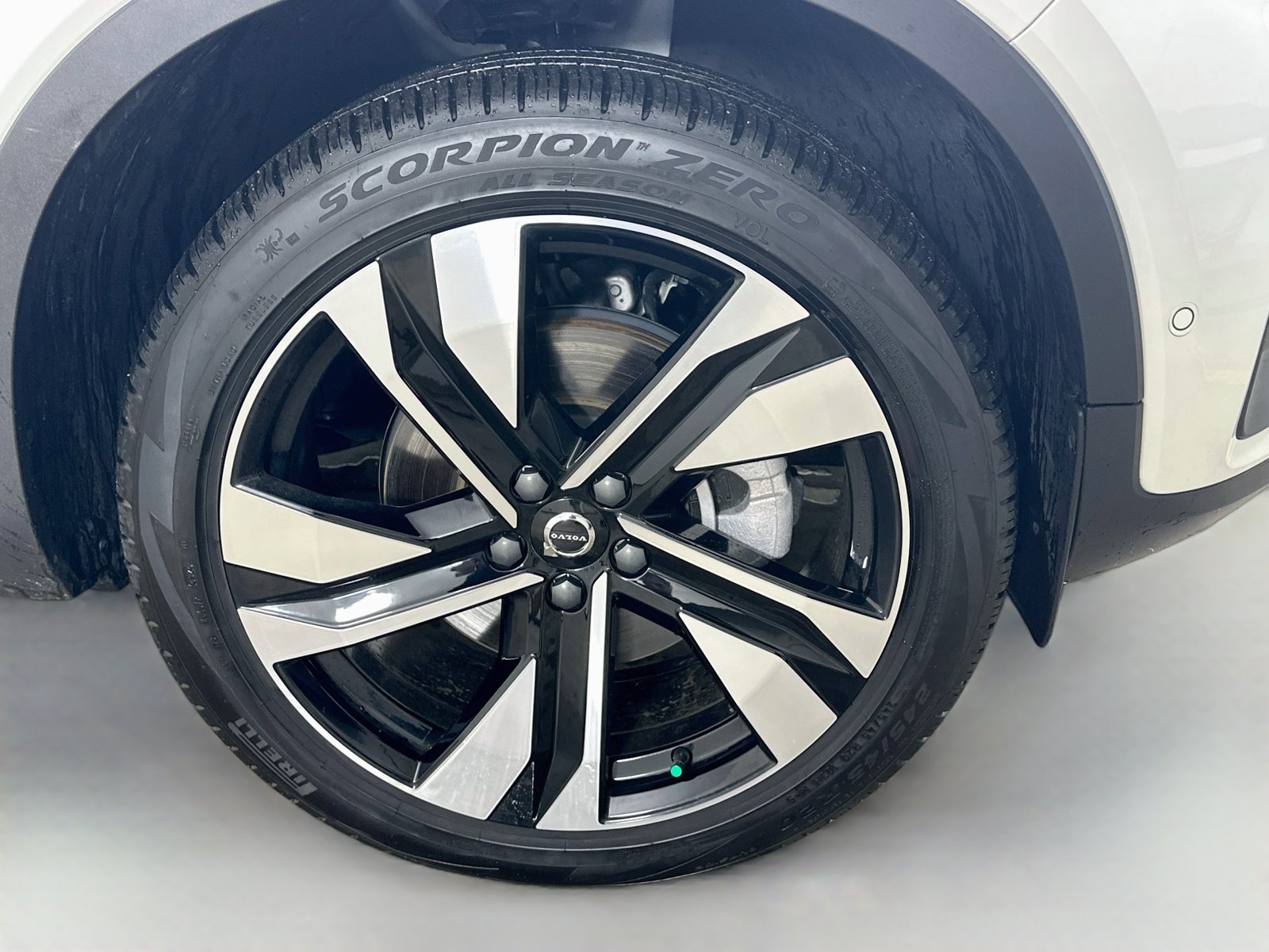Certified 2025 Volvo XC40 B5 Ultra w/ Protection Package AWD/4WD image 10