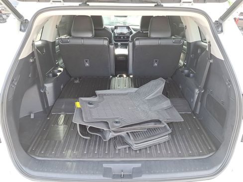 Certified 2021 Toyota Highlander XLE image 6