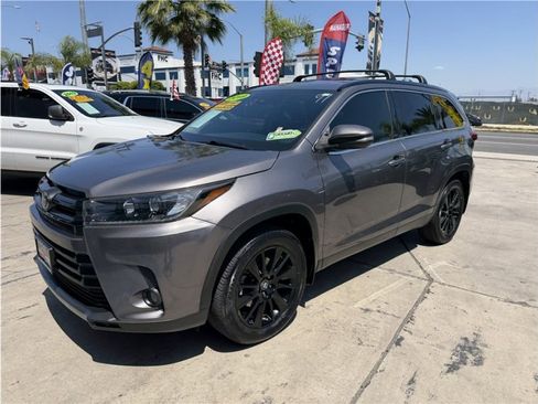 Used 2019 Toyota Highlander SE FWD image 3
