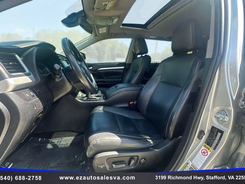 Used 2019 Toyota Highlander XLE AWD/4WD image 15