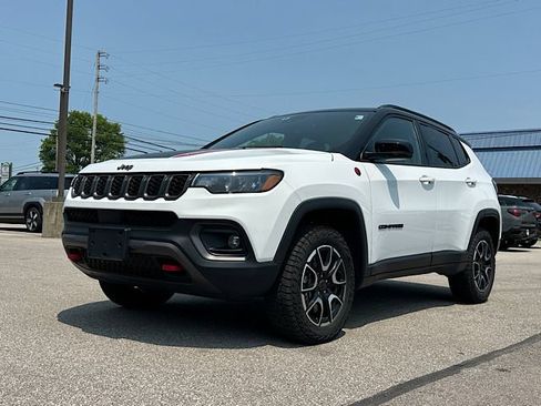 Used 2025 Jeep Compass Trailhawk AWD/4WD image 3