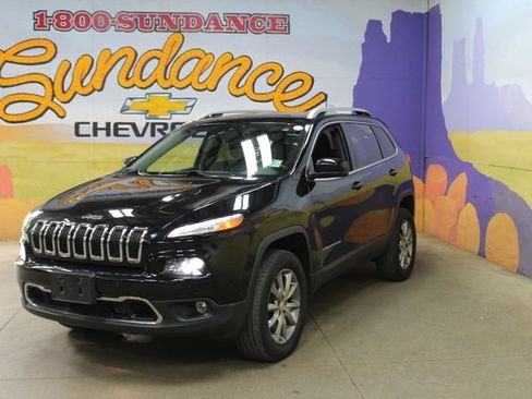 Used 2017 Jeep Cherokee Limited w/ Luxury Group AWD/4WD image 2