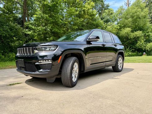 Used 2023 Jeep Grand Cherokee Limited AWD/4WD image 5