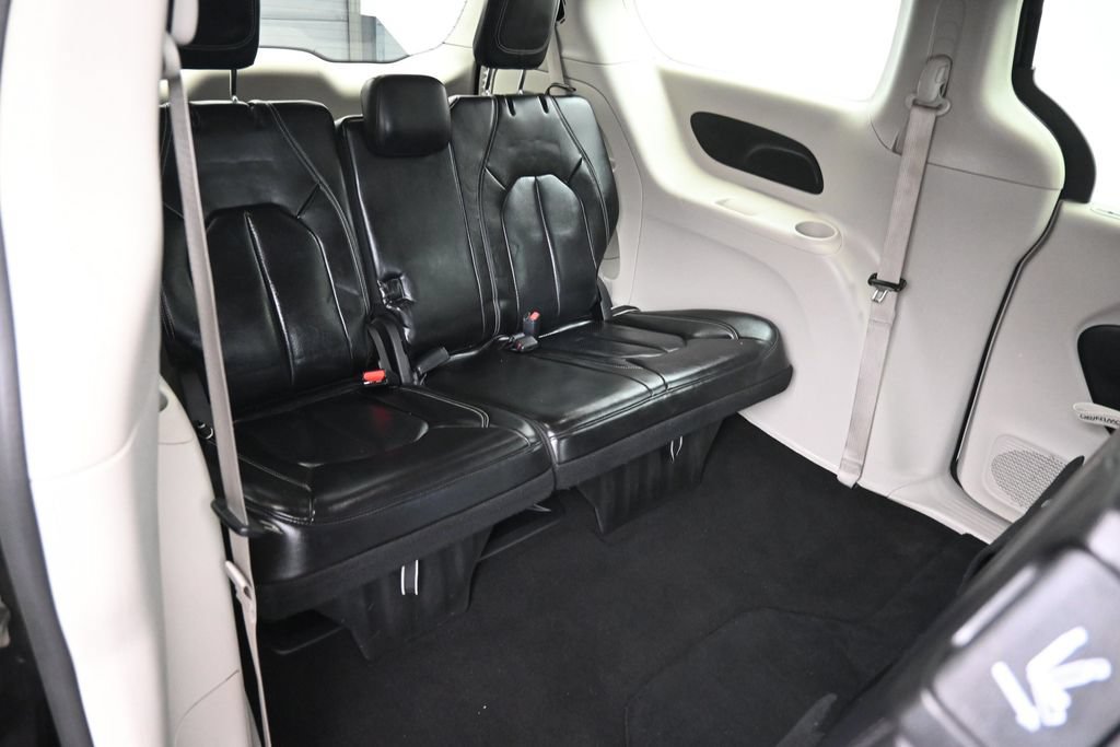 Used 2023 Chrysler Pacifica Touring-L FWD image 22