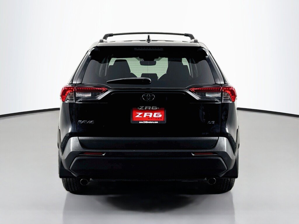 Used 2021 Toyota RAV4 LE FWD image 4