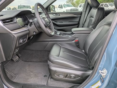New 2026 Jeep Grand Cherokee Limited w/ Luxury Tech Group II RWD image 8