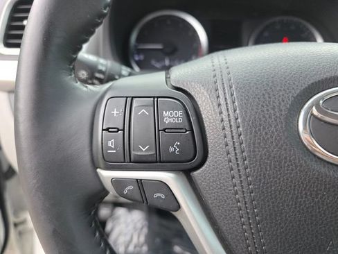 Used 2017 Toyota Highlander Plus FWD image 30