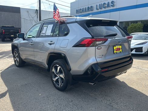 Used 2022 Toyota RAV4 SE w/ Weather & Moonroof Package image 7
