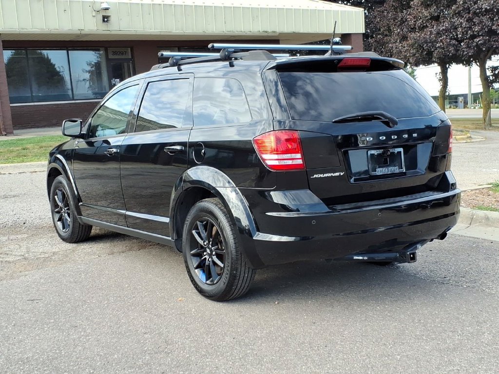 Used 2020 Dodge Journey SE w/ Blacktop Package FWD image 3