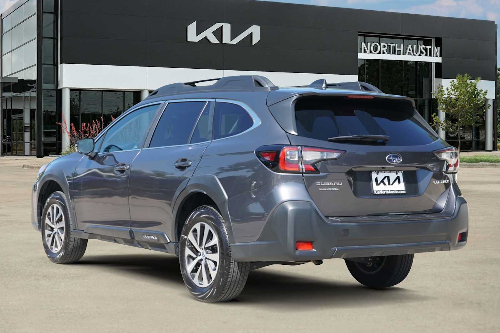 Used 2025 Subaru Outback Premium w/ Popular Package #1A AWD/4WD image 3