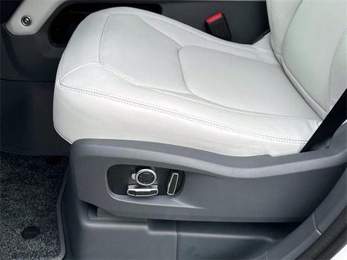 New 2025 Land Rover Defender 130 X-Dynamic SE image 18